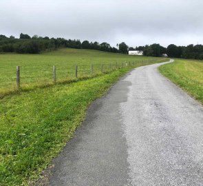 Asphalt road leading from the car park towards Horní Holčovice