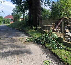 Vycházíme z Ostrolovského Újezdu směrem na sever po modré značce