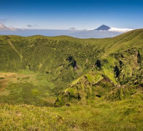 Caldeira Faial a vpravo vysílač Cabeço Gordo, v dálce ostrov Pico