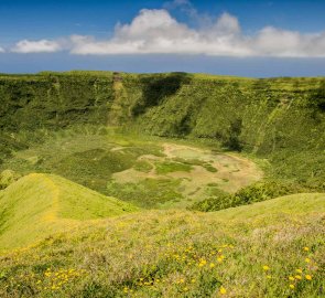 Zarostlá kaldera sopečného azorského ostrova Faial