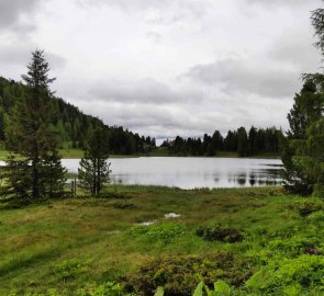 Pohled na Schwarzsee od rozcestníku