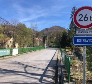 From the car park you start by crossing the Ostravice River