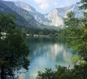 Pohled přes jezero na stěnu hory Hoher Spielberg 1 5348 m n. m.