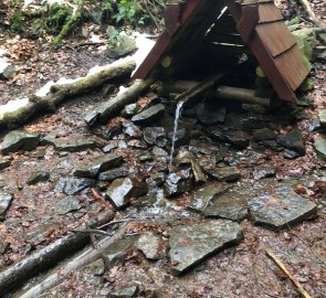 Functional well Prales on the yellow trail towards the Gežov saddle