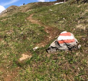 Marking just before the saddle at Polster