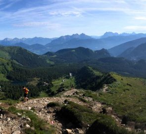 Panoramatický pohled na Grosser Bösenstein vlevo a horský kotel i s chatou Edelrautehütte