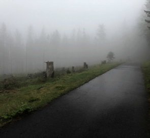 1. den - Železná ruda > Hůrka - asi po hodině chůze začíná pršet