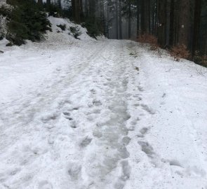 Snow-covered hiking trail to the Gežov saddle