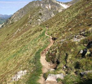 Pěšina na hřebeni vedoucí na Grosser Bösenstein 2 448 m n. m.