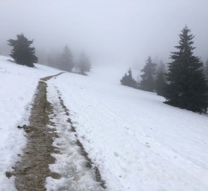 Zasněžená turistická trasa k sedlu Gežov