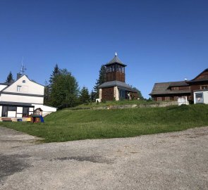 Rozhledna Tetřev a vedle Kamenná chata (byla zavřená)