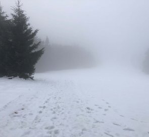 Snow-covered hiking trail to the Gežov saddle