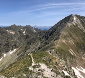 Pěšina na hřebeni vedoucí na Grosser Bösenstein 2 448 m n. m.