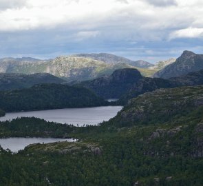 Severní pohled z treku na Preikestolen, vpravo hora Moslifjellet 718 m n. m.