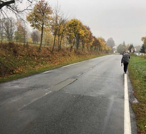 Žlutá turistická značka před Brannou