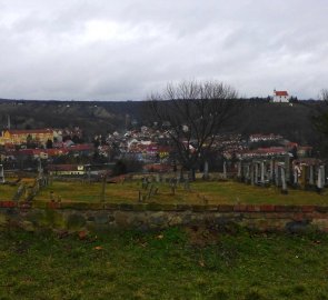 Pohled na Dolní Kounice z jižní strany, vpravo Antoníček