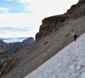 Strmé sněhové pole na cestě Osvaldo Orsi