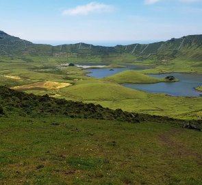 Pohled do kaldery bývalé sopky z vyhlídky Monte Gordo 540 m n. m. na ostrově Corvo na Azorech