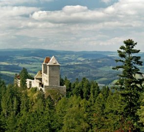 Pohled na hrad Kašperk z Pustého hrádku