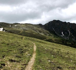 Pěšina vedoucí k hřebenu Nockgeberge, který nás teprve čeká