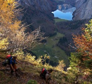 Lesní pěšina, vedle sráz k jezerům Obersee a za ním Königsee