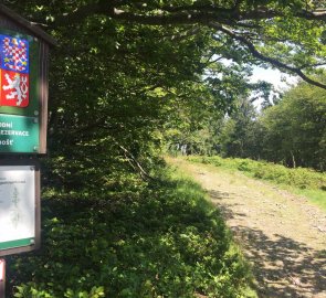 Označení Národní přírodní rezervace začíná na modré značce kousek pod vrcholem Radhoště