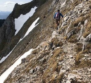 Těsně před vrcholem Hochturmu je třeba překonat sněhová pole