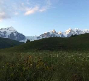 3 den - podvečerní scenérie Svanetie treku