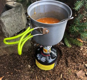 I'm cooking a goulash in front of the Tanečnice mountain at Šerhovna