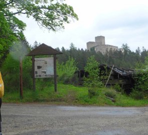 Zamlžený výhled v dešti na hrad Landštejn