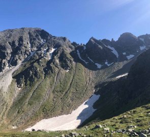 Pohled z údolí na kamenitou část hřebene a vlevo Grosser Bösenstein