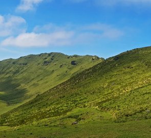 Panoramatický pohled na celou kalderu s jezery Caldeiräo a Cachimbo, vlevo nejvyšší vrchol ostrova Corvo - Morro dos Homens 719 m n. m.