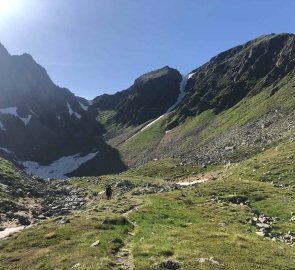 Pohled z údolí na sedlo Gamsscharte 2 2166 m n. m., ze kterého se vracíme k chatě Edelrautehütte