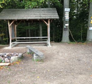 Signpost and resting place under the Vsacka Dancer