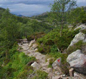 Kamenná stezka na vyhlídku kazatelny Preikestolen v Norsku