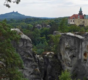 Zámecká vyhlídka, kde je krásně vidět jak zámek Hrubá skála, tak hrad Trosky