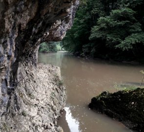 Jeden z úseků vytesaných do skály, chodníky jsou úzké a po dešti kloužou