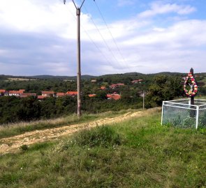 Kříž nad Gerníkem, na druhé straně vesnice je dokonce křížová cesta s vyhlídkou