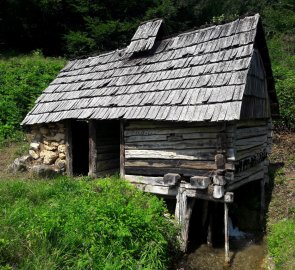 Vodní mlýny, dole je vidět hřídel, která pohání mlýnský kámen