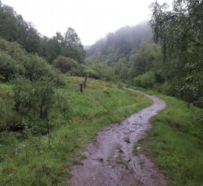 Chodník dál za vodopádem Bracklinn Falls