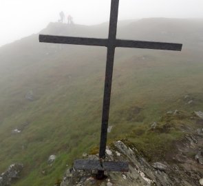 Kříž na památku tragické smrti velitele záchranářu Sgt. Harryho Lawrie