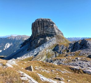 Hochbirg uprostřed, vlevo Dachstein, vpravo Schladmingy