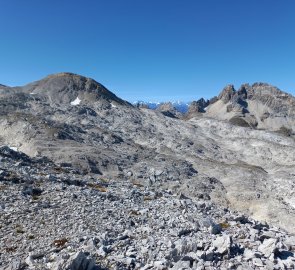 Windischkopf vlevo, Faulkogel vpravo, mezi nimi v dálce Grossglockner