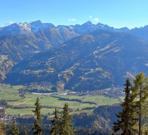 Descent with a view of the Schladming Tauern