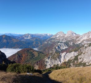 Zleva Pleschberg, Grimming, vzadu Dachstein, Bosruck, Warscheneck, dvojhora Grosser Pyhrgas a Scheiblingstein