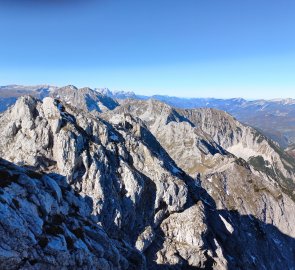 Vpravo Sensengebirge a Hoher Nock