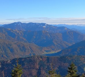 Stumpfmauer, v dálce za ním Hochschwab a Eisenerzer Reichenstein