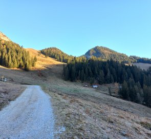 Ardningalm, vršek vlevo Kl. Bosruck, vpravo Karleck