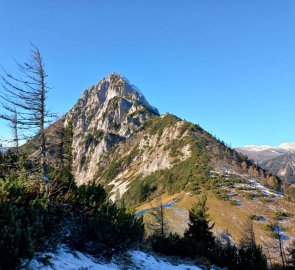 Pohled na Frauenmauer, v zákrytu za ní špička Borsuck