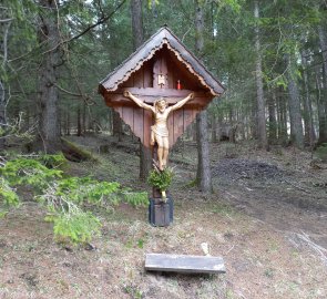 Cross by the road